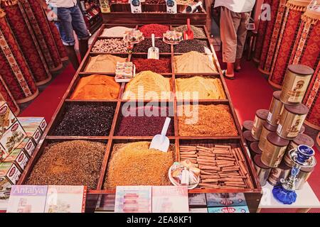 04 septembre 2020, Turquie, Antalya : assortiment d'épices en poids à vendre sur le marché en plein air d'Antalya Banque D'Images