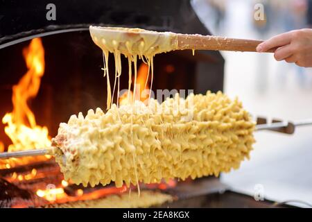 Gâteau traditionnel lituanien appelé sakotis cuit à Kaziukas, une foire annuelle de Pâques à Vilnius, Lituanie Banque D'Images