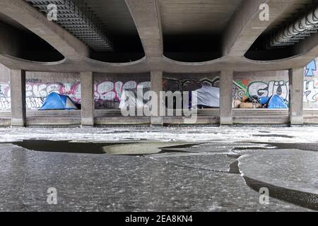 Hambourg, Allemagne. 08 février 2021. Les sans-abri ont dressé leurs tentes sous le pont Kennedy de l'Alster. Malgré le froid, les sans-abri de Hambourg passent toujours la nuit à l'extérieur. Credit: Christian Charisius/dpa/Alay Live News Banque D'Images