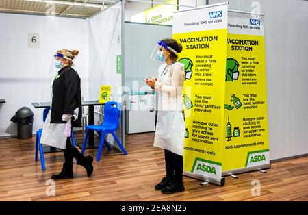 NHS Covid-19 Centre de vaccination à Asda, Watford Hertfordshire Royaume-Uni - infirmières NHS Banque D'Images