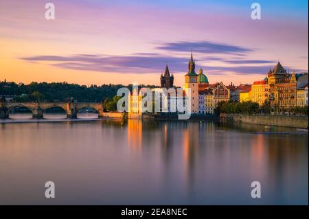 Pont Charles et la vieille ville de Prague au coucher du soleil Banque D'Images