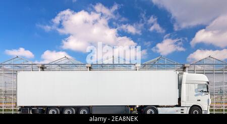 Nouveau grand camion de chargement blanc avec espace de copie à l'avant D'une serre hollandaise Banque D'Images