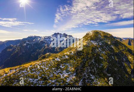 Vue aérienne du sentier menant au mont Pico Ruivo à Madère, Portugal Banque D'Images