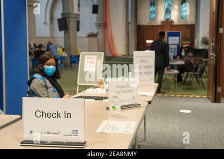 Londres, Royaume-Uni. 8 février 2021. Un centre de vaccination Covid-19 dans l'église St JohnÕs à Ealing, Londres. Le centre est relié et exploité par le voisin Banque D'Images