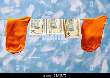 des chaussettes propres et des billets de 10 dollars sont séchés sur la corde à linge Banque D'Images