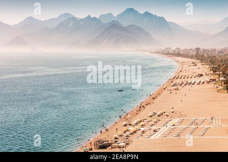 Vue aérienne de la célèbre plus longue plage de Konyaalti à Antalya. Vacances et visite sur la côte méditerranéenne de la Turquie Banque D'Images