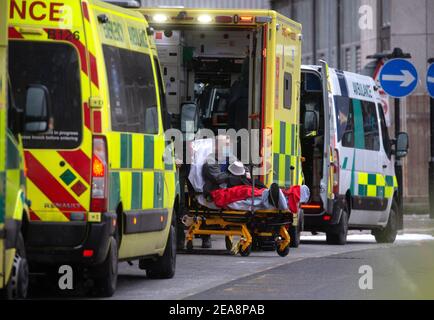 Londres, Royaume-Uni. 8 février 2021. Un flux régulier de patients arrivant à l'hôpital Royal London à Whitechapel. Le NHS subit une pression intense avec la pandémie du coronavirus et les patients supplémentaires qui arrivent pendant les mois d'hiver. Crédit : Mark Thomas/Alay Live News Banque D'Images