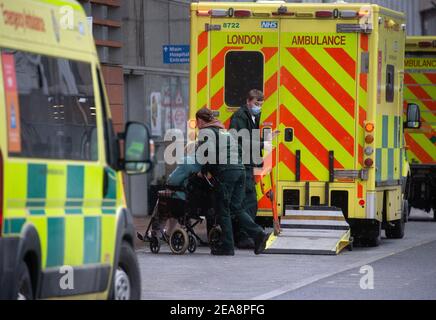 Londres, Royaume-Uni. 8 février 2021. Un flux régulier de patients arrivant à l'hôpital Royal London à Whitechapel. Le NHS subit une pression intense avec la pandémie du coronavirus et les patients supplémentaires qui arrivent pendant les mois d'hiver. Crédit : Mark Thomas/Alay Live News Banque D'Images