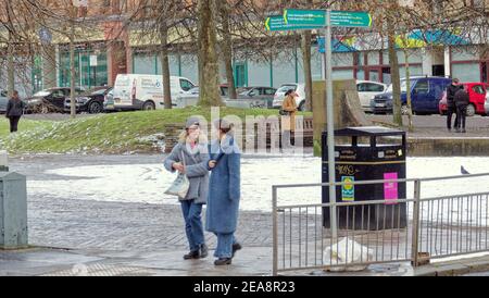 Glasgow, Écosse, Royaume-Uni. 8 février 2021, Royaume-Uni Météo: Démarrage à froid la neige de nuit arrive finalement dans la ville et couvrent la ville comme les gens ont pris à la place piétonne à partick sur la route de dumbarton pour profiter du temps frais. Crédit : Gerard Ferry/Alay Live News Banque D'Images