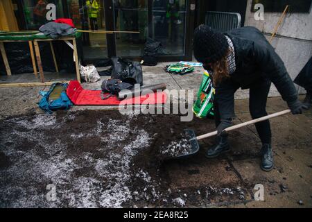 Londres, Royaume-Uni. Les manifestants STOP HS2 créent un tunnel fictif au Health and Safety Executive de Londres, Royaume-Uni. L'agence est chargée d'assurer la santé et la sécurité de l'expulsion de la place Euston, que les manifestants disent être non sécuritaires, le 8 février 2021. Le camp anti HS2 continue d'être libéré (afin de créer une aire de stationnement temporaire) par les Bailiffs (de l'équipe nationale d'application de la loi, NET, une filiale du High court Enforcement Group) à Euston Station. Tous les manifestants au-dessus du sol ont été débarrasés et ils sont maintenant en train de supplirer de creuser autour des tunnels. Crédit: Denise Laura Baker/ Banque D'Images