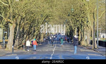 Glasgow, Écosse, Royaume-Uni. 8 février 2021, Royaume-Uni Météo : départ à froid la neige de nuit arrive finalement dans la ville et couvrent la ville tandis que les gens emmenaient au parc kelvingrove et à la voie piétonne kelvin pour profiter du temps frais. Crédit : Gerard Ferry/Alay Live News Banque D'Images