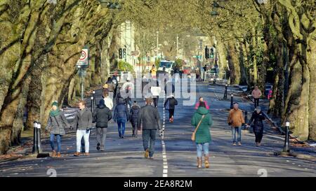 Glasgow, Écosse, Royaume-Uni. 8 février 2021, Royaume-Uni Météo : départ à froid la neige de nuit arrive finalement dans la ville et couvrent la ville tandis que les gens emmenaient au parc kelvingrove et à la voie piétonne kelvin pour profiter du temps frais. Crédit : Gerard Ferry/Alay Live News Banque D'Images