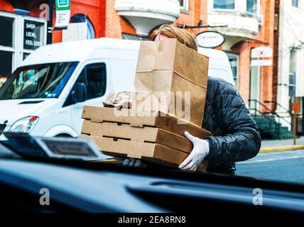 femme portant des gants en latex pour transporter des aliments à emporter Banque D'Images