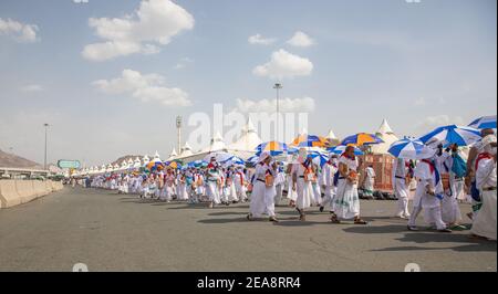 Pèlerins du Hajj marchant, jour, exécutant Hajj, Mina, Makkah, Arabie Saoudite, août 2019 Banque D'Images
