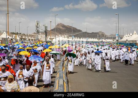 Hajj Pilgrims marchant le long de la route, exécutant Hajj, Mina, Makkah, Arabie Saoudite août 2019 Banque D'Images
