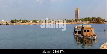 KSA . nouvelle tour, bateau en contrebas dans la mer Rouge, Jeddah, Arabie Saoudite, Banque D'Images