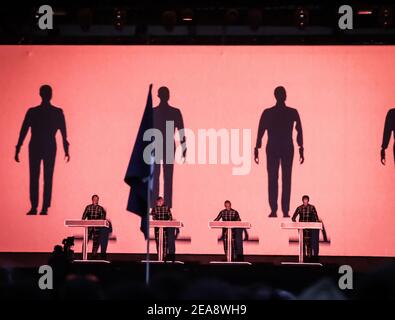 Kraftwerk présentant son spectacle 3D en direct sur scène dans le cadre du festival Latitude 2013 à Suffolk, en Angleterre Banque D'Images