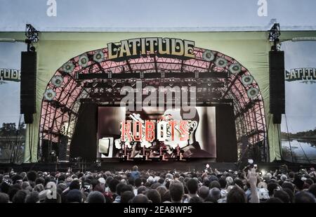 Kraftwerk présentant son spectacle 3D en direct sur scène dans le cadre du festival Latitude 2013 à Suffolk, en Angleterre Banque D'Images