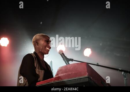 Laura Mvula se présentant en direct sur scène dans le cadre du festival Latitude 2013 à Suffolk, en Angleterre Banque D'Images