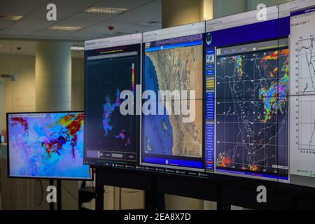 écrans de surveillance radar dans les services météorologiques, Banque D'Images