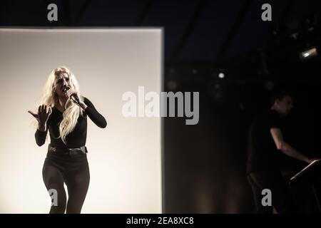 Iamamiwhoami ((alias Jonna Lee) en direct sur scène dans le cadre du festival Latitude 2013 à Suffolk, en Angleterre Banque D'Images