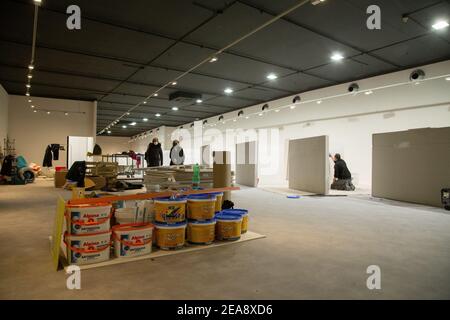 Rome, Italie. 08 février 2021. Vue d'ensemble de la mise en place du nouvel espace pour la vaccination anti Covid-19 à l'intérieur de l'auditorium 'Ennio Morricone' à Rome, Italie, le 8 février 2021. (Photo de Matteo Nardone/Pacific Press/Sipa USA) crédit: SIPA USA/Alay Live News Banque D'Images