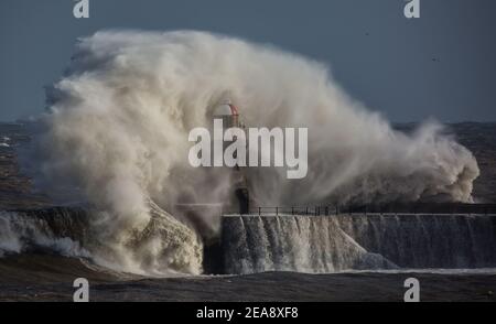 NORTH SHIELDS, ANGLETERRE. 8 FÉVR. Des vagues géantes battent le phare de South Shields alors que le 'Sunm Darcy' frappe la côte nord-est de l'Angleterre le lundi 8 février 2021. (Crédit : Paul Jackson | MI News) crédit : MI News & Sport /Alay Live News Banque D'Images