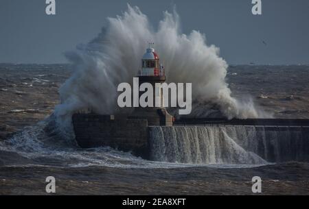 NORTH SHIELDS, ANGLETERRE. 8 FÉVR. Des vagues géantes battent le phare de South Shields alors que le 'Sunm Darcy' frappe la côte nord-est de l'Angleterre le lundi 8 février 2021. (Crédit : Paul Jackson | MI News) crédit : MI News & Sport /Alay Live News Banque D'Images