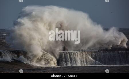 NORTH SHIELDS, ANGLETERRE. 8 FÉVR. Des vagues géantes battent le phare de South Shields alors que le 'Sunm Darcy' frappe la côte nord-est de l'Angleterre le lundi 8 février 2021. (Crédit : Paul Jackson | MI News) crédit : MI News & Sport /Alay Live News Banque D'Images