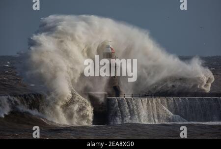 NORTH SHIELDS, ANGLETERRE. 8 FÉVR. Des vagues géantes battent le phare de South Shields alors que le 'Sunm Darcy' frappe la côte nord-est de l'Angleterre le lundi 8 février 2021. (Crédit : Paul Jackson | MI News) crédit : MI News & Sport /Alay Live News Banque D'Images