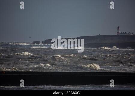 NORTH SHIELDS, ANGLETERRE. 8 FÉVR. Des vagues géantes battent le phare de South Shields alors que le 'Sunm Darcy' frappe la côte nord-est de l'Angleterre le lundi 8 février 2021. (Crédit : Paul Jackson | MI News) crédit : MI News & Sport /Alay Live News Banque D'Images