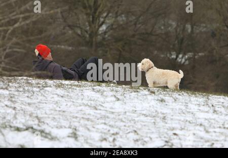 Londres, Royaume-Uni. 8 février 2021. Des scènes hivernales sur la colline du Parlement, au nord de Londres, au Royaume-Uni, alors que Storm Darcy frappe la capitale avec la Bête de l'est 2, le 8 février 2021. Ici, le snowboard avec l'aide d'un ami. Monica Wells/Alay Live News Banque D'Images