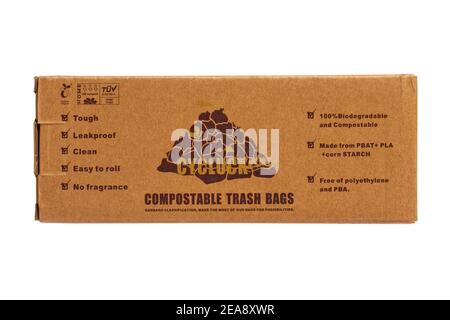 Boîte de sacs poubelle compostables Cycluck isolés sur fond blanc - en PBAT + PLA + amidon de maïs Banque D'Images