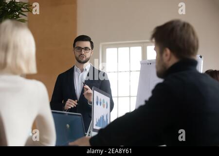 Chef d'entreprise présentant le projet à ses collègues ou partenaires Banque D'Images