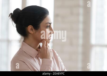 Un employé de bureau sérieusement pensif réfléchit au défi du travail Banque D'Images