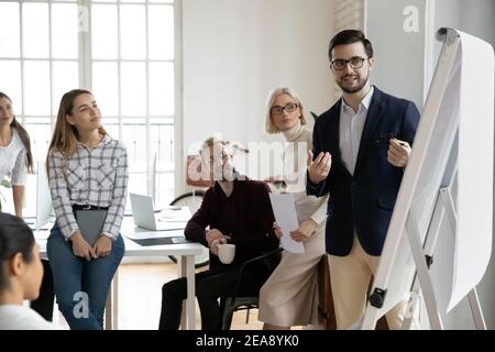 Réunion de l'équipe d'affaires sur la salle de réunion pour discuter des résultats des ventes Banque D'Images