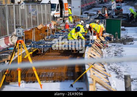 Édimbourg, Écosse, Royaume-Uni. 8 févr. 2021. Ouvriers de la construction installant des voies de tramway dans le cadre du projet de tramways vers Newhaven à Leith, Édimbourg. Iain Masterton/Alamy Live News Banque D'Images