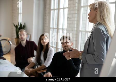 Chef d'entreprise féminin donnant un atelier aux employés Banque D'Images