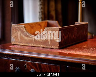 Un plateau en cuir très décoré sur un bureau traditionnel en bois. Banque D'Images