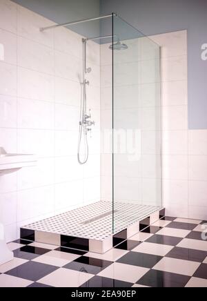 Style de vie classique et contemporain : une douche double dans une salle de bain avec carrelage noir et blanc. Banque D'Images