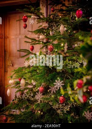 Décorations de Noël dans une grande maison de campagne à West Sussex, Royaume-Uni Banque D'Images