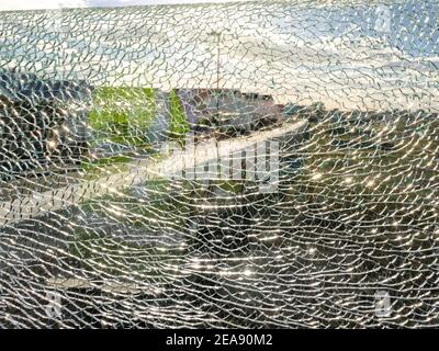 Un gros plan des modèles trouvés dans une fenêtre laminée de sécurité brisée. Banque D'Images