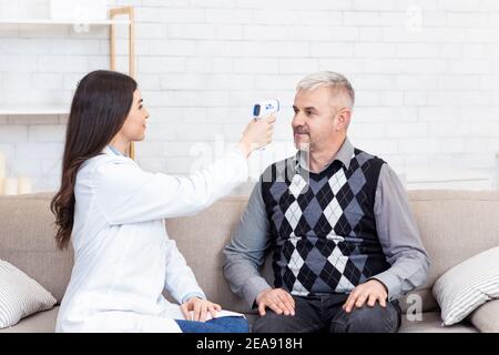 Examen du patient, diagnostic et visite chez le médecin Banque D'Images