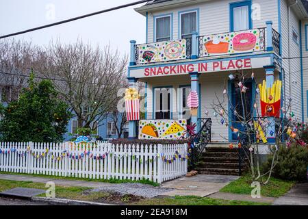 LA NOUVELLE-ORLÉANS, LA, États-Unis - 6 FÉVRIER 2021 : maison décorée comme Mardi gras flottant au lieu de défilés pendant la pandémie Covid-19 Banque D'Images