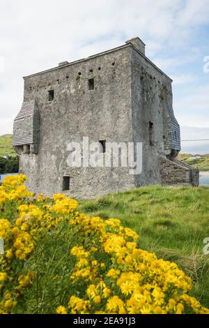 Le château de la reine du pirate Grace O'Malley sur l'île Clare. Banque D'Images