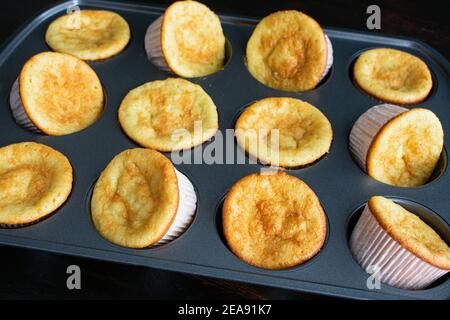 Pancakes à la vanille dans un moule à muffins : pancakes à la vanille fraîchement cuits dans un moule à muffins antiadhésif Banque D'Images