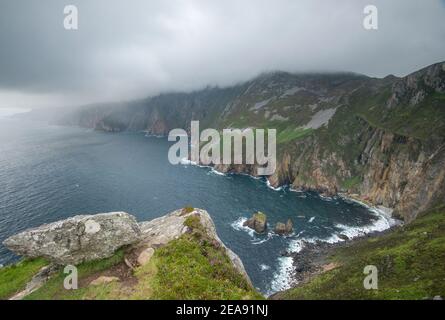 Les nuages de pluie et la brume couvrent les falaises de Slieve League dans le comté de Donegal, en Irlande. Banque D'Images