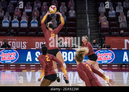 Raquel Lazaro (10), le compositeur de chevaux de Troie de la Californie du Sud, met le ballon lors d’un match de volley-ball féminin de la NCAA contre les Canards de l’Oregon, le dimanche 7 février, Banque D'Images