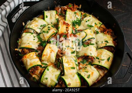 Courettes de courgettes aux champignons dans une poêle en fonte : courgettes garnies d'un mélange de fromages italiens, de champignons et de sauce tomate Banque D'Images