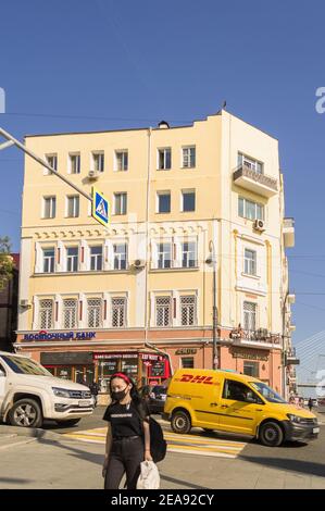 Vladivostok, Russie - 08 octobre 2020 : vue sur la route fréquentée avec les personnes marchant les voitures se déplaçant et la voiture DHL tournant à droite Banque D'Images